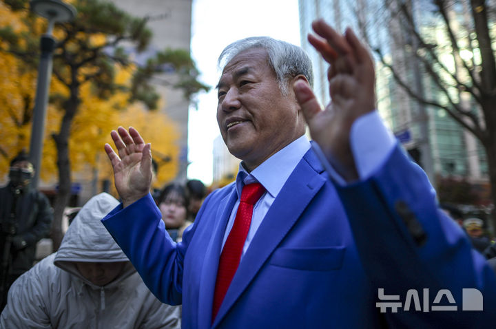 [서울=뉴시스] 정병혁 기자 = 특수건조물침입·특수공무집행방해 교사 등 혐의를 받는 전광훈 사랑제일교회 목사가 18일 서울 종로구 서울경찰청으로 피의자 신분 조사를 받기 위해 출석하고 있다. 2025.11.18. jhope@newsis.com