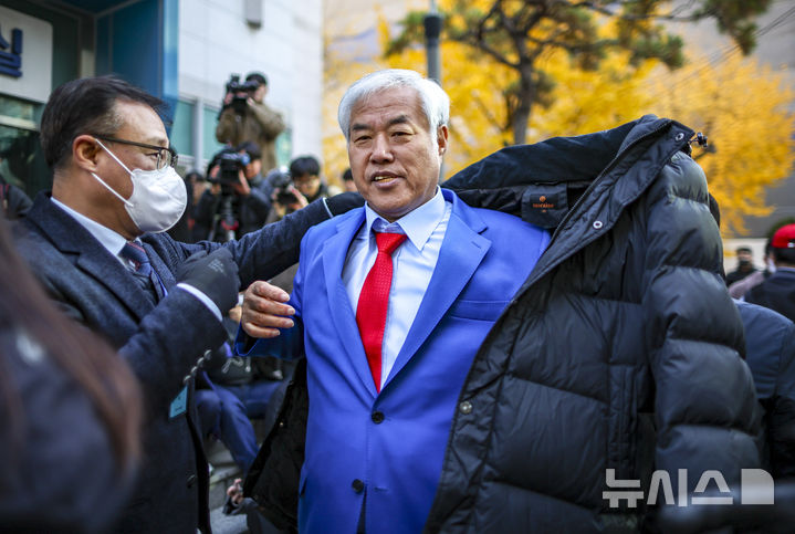 [서울=뉴시스] 정병혁 기자 = 특수건조물침입·특수공무집행방해 교사 등 혐의를 받는 전광훈 사랑제일교회 목사가 18일 서울 종로구 서울경찰청으로 피의자 신분 조사를 받기 위해 출석하고 있다. 2025.11.18. jhope@newsis.com