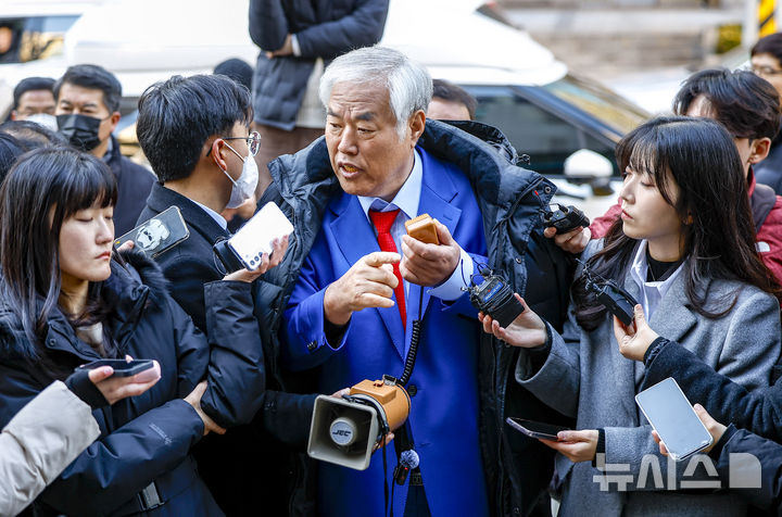 [서울=뉴시스] 정병혁 기자 = 특수건조물침입·특수공무집행방해 교사 등 혐의를 받는 전광훈 사랑제일교회 목사가 18일 서울 종로구 서울경찰청으로 피의자 신분 조사를 받기 위해 출석하며 입장을 밝히고 있다. 2025.11.18. jhope@newsis.com