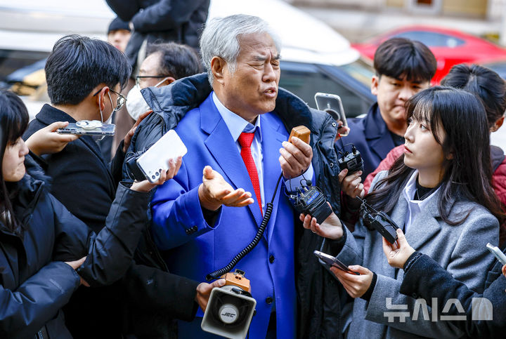 [서울=뉴시스] 정병혁 기자 = 특수건조물침입·특수공무집행방해 교사 등 혐의를 받는 전광훈 사랑제일교회 목사가 18일 서울 종로구 서울경찰청으로 피의자 신분 조사를 받기 위해 출석하며 입장을 밝히고 있다. 2025.11.18. jhope@newsis.com