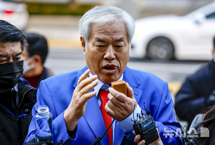 [서울=뉴시스] 정병혁 기자 = 특수건조물침입·특수공무집행방해 교사 등 혐의를 받는 전광훈 사랑제일교회 목사가 18일 서울 종로구 서울경찰청으로 피의자 신분 조사를 받기 위해 출석하며 입장을 밝히고 있다. 2025.11.18. jhope@newsis.com