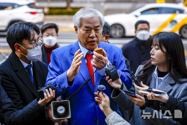 [서울=뉴시스] 정병혁 기자 = 특수건조물침입·특수공무집행방해 교사 등 혐의를 받는 전광훈 사랑제일교회 목사가 18일 서울 종로구 서울경찰청으로 피의자 신분 조사를 받기 위해 출석하며 입장을 밝히고 있다. 2025.11.18. jhope@newsis.com