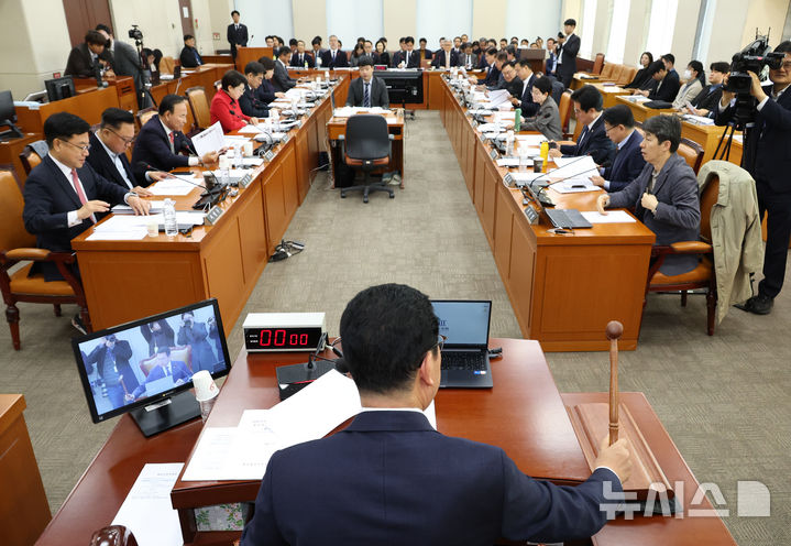[서울=뉴시스] 김금보 기자 = 신정훈 국회 행정안전위원회 위원장이 18일 오전 서울 여의도 국회에서 2026년도 예산안 등 의결을 위해 열린 전체회의에서 의사봉을 두드리고 있다. 2025.11.17. kgb@newsis.com