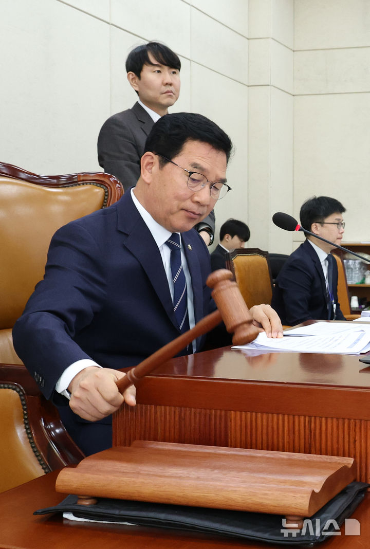 [서울=뉴시스] 신정훈 국회 행정안전위원회 위원장이 18일 오전 서울 여의도 국회에서 열린 전체회의에서 2026년도 예산안 가결을 선포하고 있다. 2025.11.17. kgb@newsis.com