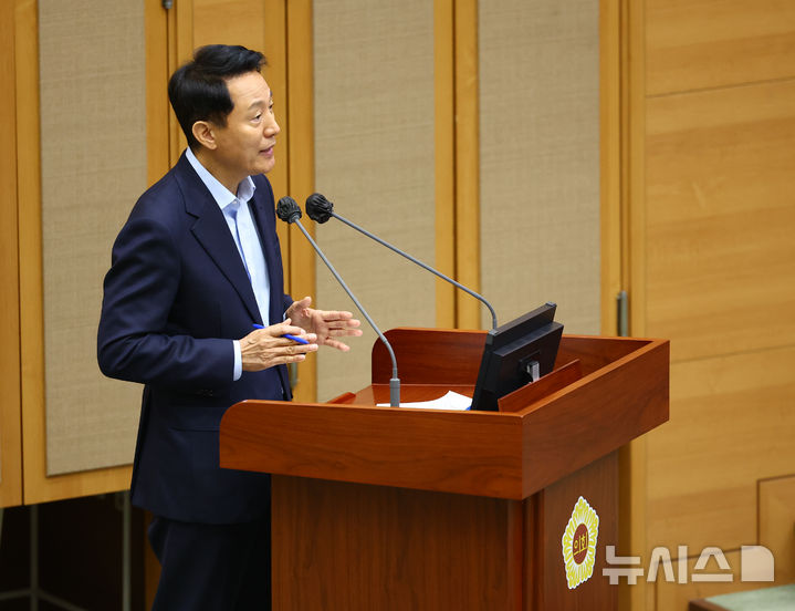 [서울=뉴시스] 황준선 기자 = 오세훈 서울시장이 18일 오전 서울 중구 서울특별시의회에서 열린 서울시의회 제333회 정례회 제2차 본회의에서 김규남 의원의 문화유산 보존과 도시개발 공존에 관한 시정질문에 답변하고 있다. 2025.11.18. hwang@newsis.com