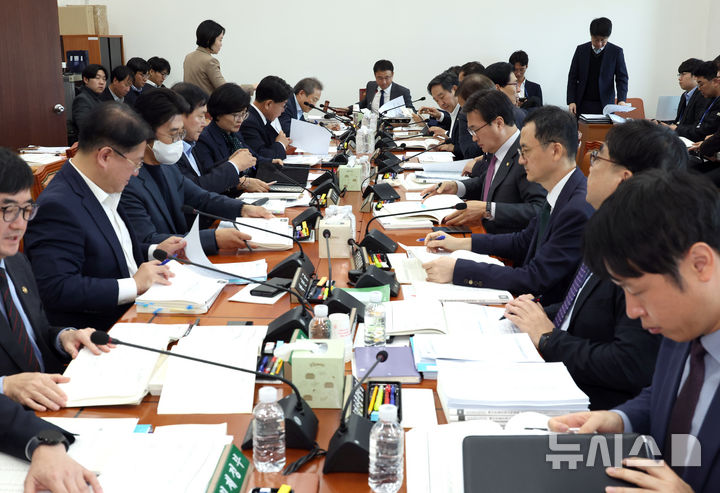 [서울=뉴시스] 김금보 기자 = 한병도 국회 예산결산특별위원장이 17일 오전 서울 여의도 국회에서 열린 제2차 예산안등조정소위원회에서 의사봉을 두드리고 있다. 2025.11.18. kgb@newsis.com