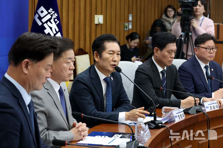 [서울=뉴시스] 조성봉 기자 = 정청래 더불어민주당 대표가 18일 오전 서울 여의도 국회에서 열린 당대표-전국기초·광역 의회의원협의회 간담회에서 발언을 하고 있다. 2025.11.18. suncho21@newsis.com