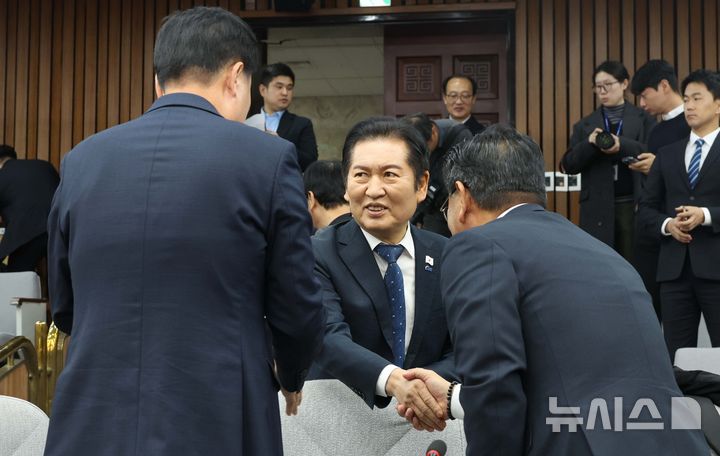 [서울=뉴시스] 조성봉 기자 = 정청래 더불어민주당 대표가 18일 오전 서울 여의도 국회에서 열린 당대표-전국기초·광역 의회의원협의회 간담회에서 참석자들과 악수를 하고 있다. 2025.11.18. suncho21@newsis.com