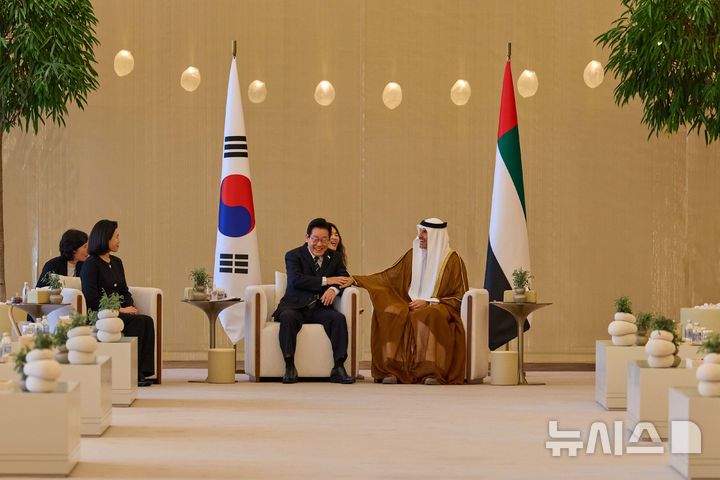 [아부다비=뉴시스] 최동준 기자 = 아랍에미리트(UAE)를 국빈 방문한 이재명 대통령이 17일(현지 시간) 아부다비 왕립공항에 도착해 칼둔 칼리파 알 무바락 퍼스트 아부다비 뱅크 비상임이사겸 이사회 운영위원회 의장과 환담하고 있다. (공동취재) 2025.11.18. photocdj@newsis.com