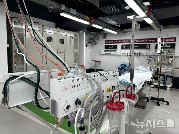[이스라엘 하이파=뉴시스] 최명수 기자 = 지난 11일 이스라엘 제 3의 도시 하이파에 있는 람밤병원 지하 3층 한 켠. 비상시 사용할 응급실과 수술실에 각종 장비가 갖춰져 있다. 2025.11.11. apollon@newsis.com 