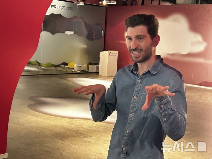 [이스라엘 텔아비브=뉴시스] 최명수 기자 = 이스라엘의 보안업체 체크포인트의 커뮤니케이션팀장인 야린 케렌은 "싱가포르에 지사가 있다"며 “한국 기업과 협력해 방어 역량을 한 단계 끌어올리고 싶다”고 밝혔다. 2025.11.13. apollon@newsis.com