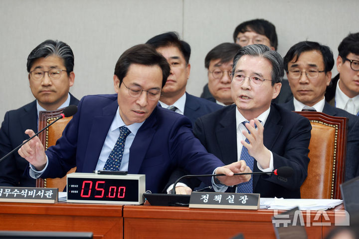 [서울=뉴시스] 고승민 기자 = 김용범 대통령비서실 정책실장이 18일 서울 여의도 국회에서 열린 운영위원회 전체회의에서 김은혜 국민의힘 의원의 전세 관련 질의를 듣던 중 가족이 언급되자 격노하고 있다. 옆에 있던 우상호 정무수석이 만류하고 있다. 2025.11.18. kkssmm99@newsis.com