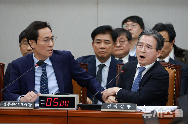 [서울=뉴시스] 고승민 기자 = 김용범 대통령비서실 정책실장이 18일 서울 여의도 국회에서 열린 운영위원회 전체회의에서 김은혜 국민의힘 의원의 전세 관련 질의를 듣던 중 가족이 언급되자 격노하고 있다. 옆에 있던 우상호 정무수석이 만류하고 있다. 2025.11.18. kkssmm99@newsis.com