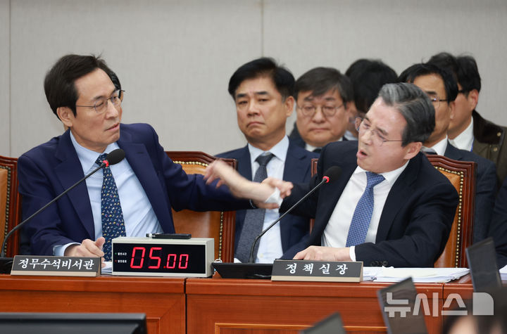 [서울=뉴시스] 고승민 기자 = 김용범 대통령비서실 정책실장이 18일 서울 여의도 국회에서 열린 운영위원회 전체회의에서 김은혜 국민의힘 의원의 전세 관련 질의를 듣던 중 가족이 언급되자 격노하고 있다. 옆에 있던 우상호 정무수석이 만류하고 있다. 2025.11.18. kkssmm99@newsis.com