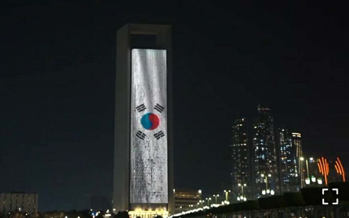 [아부다비=뉴시스] 최동준 기자 = 17일 아랍에미리트(UAE) 아부다비 국영석유회사(ADNOC) 본사에 이재명 대통령 국민 방문에 대한 환영으로 태극기 조명이 점등되어 있다. (사진=대통령실 제공) 2025.11.18. photo@newsis.com *재판매 및 DB 금지