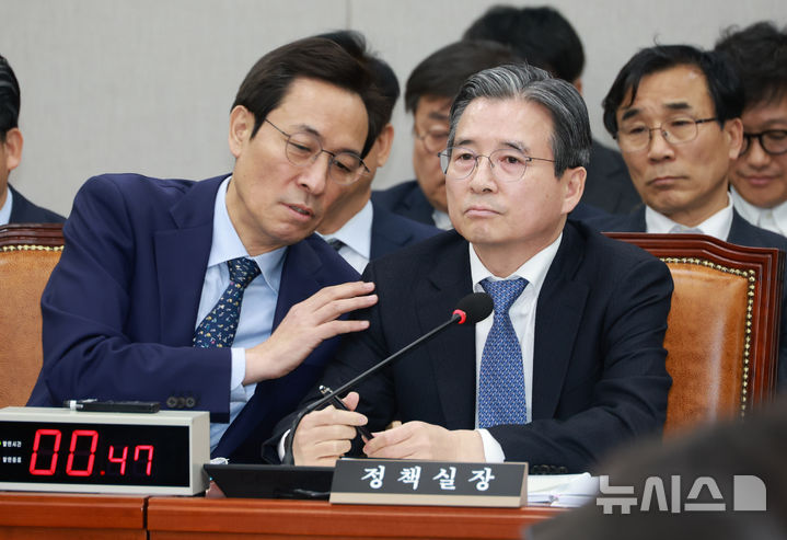 [서울=뉴시스] 고승민 기자 = 대통령실비서실 김용범 정책실장과 우상호 정무수석이 18일 서울 여의도 국회에서 열린 운영위원회 전체회의에서 대화하고 있다. 2025.11.18. kkssmm99@newsis.com