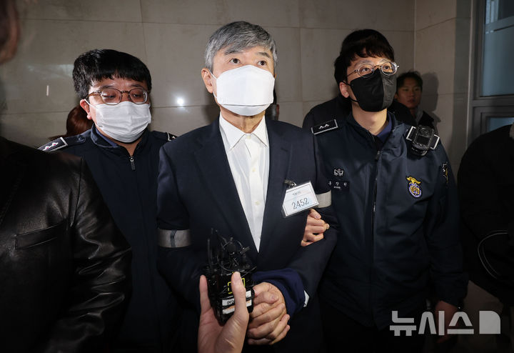 [서울=뉴시스] 권창회 기자 =12·3 비상계엄 관련 내란·외환 의혹을 수사 중인 특별검사팀이 26일 구속 상태인 조태용 전 국가정보원장을 소환한다. 조태용 전 국정원장이 18일 오후 서울 서초구 이명현 순직해병 특별검사팀 사무실에서 조사를 위해 출석하고 있다. 2025.11.18. kch0523@newsis.com