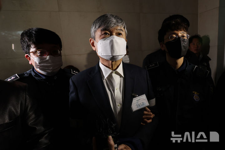 [서울=뉴시스] 권창회 기자 = 조태용 전 국정원장이 지난 18일 오후 서울 서초구 이명현 순직해병 특별검사팀 사무실에서 조사를 위해 출석하고 있다. 2025.11.18. kch0523@newsis.com