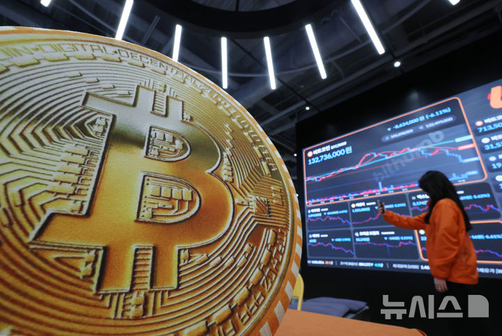 [서울=뉴시스] 26일(현지 시간) 파이낸셜타임스(FT)에 따르면 비트코인 매입 전략의 대표 사례로 꼽히는 스트래티지는 최근 3개월간 주가가 50% 급락하면서 기업 가치가 보유 비트코인 가치보다 낮아졌다. 서울 강남구 빗썸라운지에 설치된 전광판에 비트코인 시세가 나오고있다. 2025.11.27.