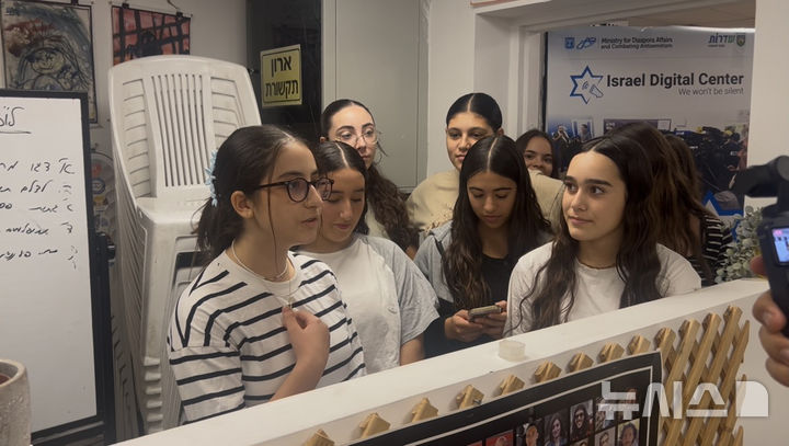 [이스라엘 스데롯=뉴시스] 최명수 기자 = 지난 11일 이스라엘의 가자 접경 도시 스데롯의 한 지하 방공호에서 인근 베리중학교 학생인 아비탈 바크닌(14)양이 2023년 10월7일 하마스 기습 당시 상황을 설명하고 있다. 2025.11.11. apollon@newsis.com