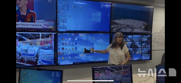 [이스라엘 하이파=뉴시스] 이스라엘 제 3의 도시 하이파에 있는 람밤병원 지하 3층 통제실. 전시에는 지하 주차장이 병원으로 변신한다. 이곳에서 모든 시스템을 통제한다. 병원 관계자가 통제 상황을 설명하고 있다. 20251111.