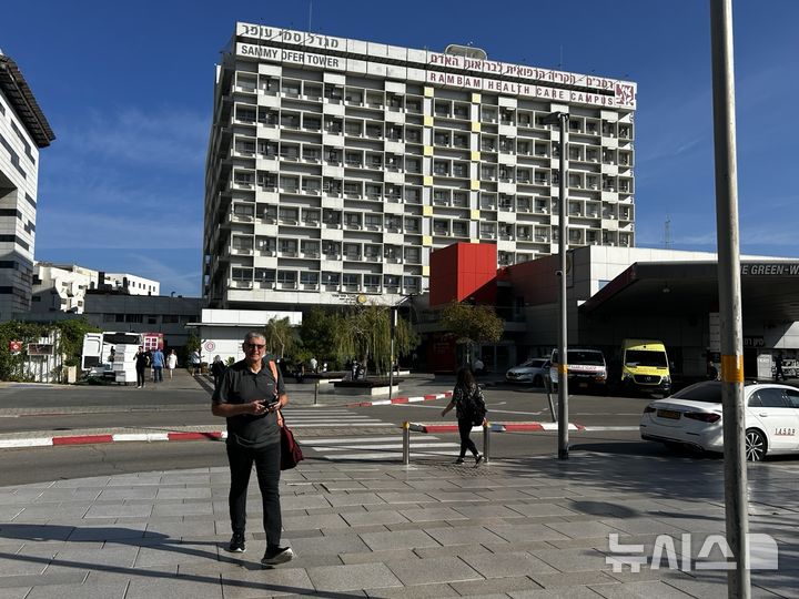 [이스라엘 하이파=뉴시스] 최명수 기자=지난 12일 이스라엘 하이파 람밤병원에서 한 내원객이 출구로 향하고 있다. 이 병원 지하 2,3층은 전쟁 등 유사시에 2000명 가량 수용할 수 있는 요새병원으로 탈바꿈한다. 2025.11.12 apollon@newsis.com 