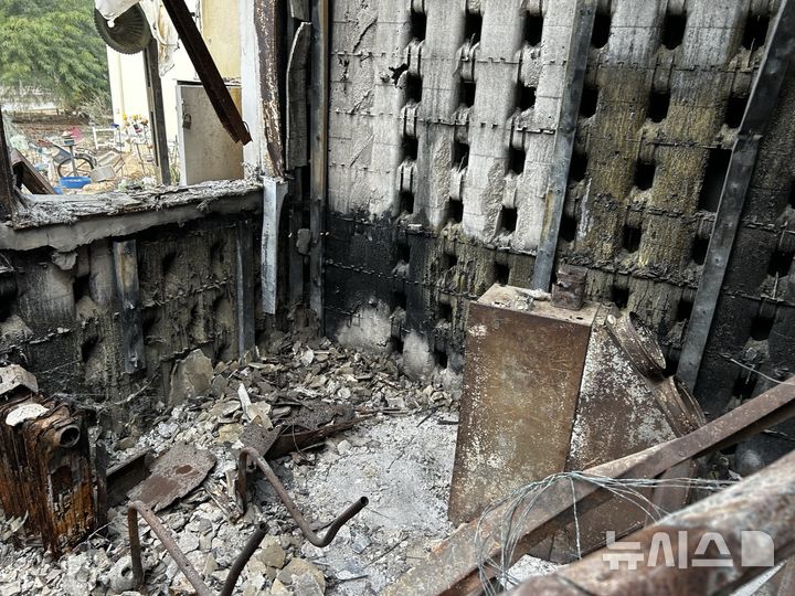 [이스라엘 니르오즈=뉴시스] 최명수 기자 = 지난 11일 이스라엘 남부 키부츠(집단농장) 니르오즈의 한 가옥이 불에 탄 채 방치되어 있다. 이 농장은 2023년 10월7일 팔레스타인 무장정파의 기습 공격을 받아 초토화됐다. 2025.11.11. apollon@newsis.com