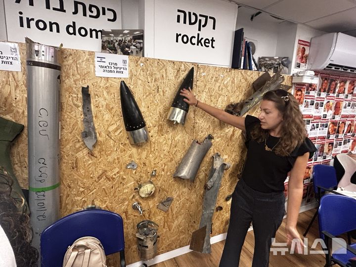 [이스라엘 스데롯=뉴시스] 최명수 기자 = 지난 11일 이스라엘 가자지구에서 1㎞ 남짓 떨어진 최전선도시 스데롯의 한 지하 방공호에서 이스라엘디지털센터 활동가 아디 라비노비츠 베데인(42)씨가 2023년 10월7일 하마스가 쏜 카삼로켓과 이를 방어하기 위한 이스라엘의 아이언돔 미사일 잔해를 보여주며 설명하고 있다. 2025.11.11. apollon@newsis.com