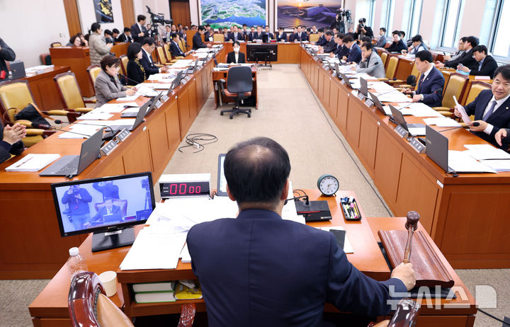 [서울=뉴시스] 김금보 기자 = 맹성규 국회 국토교통위원회 위원장이 18일 오후 서울 여의도 국회에서 열린 국토교통위원회 전체회의에서 2026년도 예산안과 기금운용계획안을 의결하고 있다. 2025.11.18. kgb@newsis.com