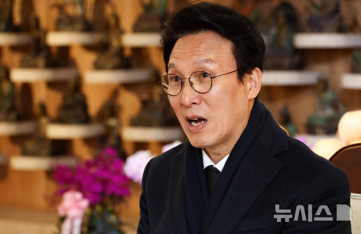 [서울=뉴시스] 청사사진기자단 = 김민석 국무총리가 18일 오후 서울 종로구 조계사에서 열린 산재사망 희생자 추모 위령재 시작에 앞서 산재 피해 유가족 등과 차담회를 하고 있다. 2025.11.18. photo@newsis.com