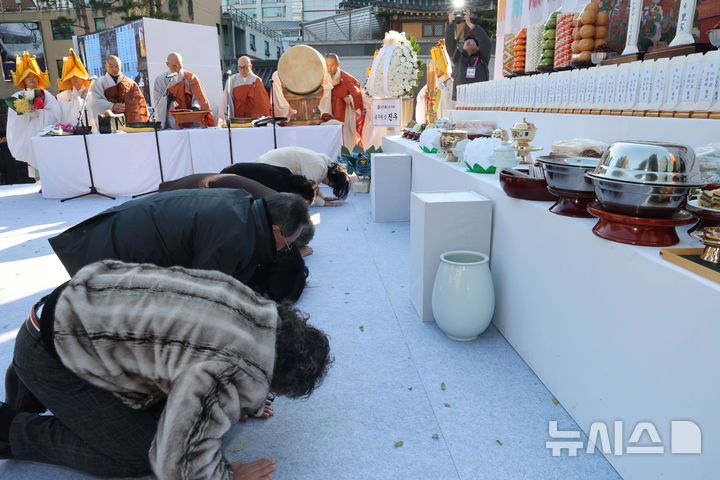 [서울=뉴시스] 청사사진기자단 = 18일 오후 서울 종로구 조계사 대웅전 앞마당에서 열린 안전하고 차별없는 일터 기원 산재사망 희생자 추모 위령재에서 유가족들이 헌향·헌다 후 큰절을 하고 있다. 2025.11.18. photo@newsis.com