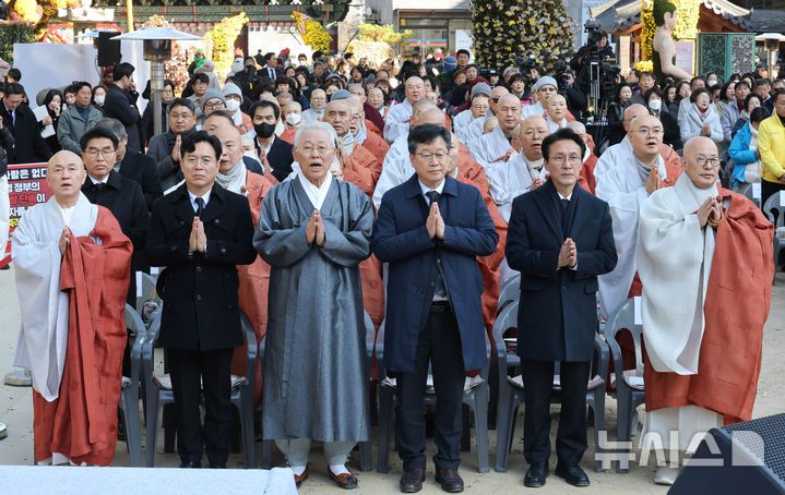 [서울=뉴시스] 청사사진기자단 = 김민석 국무총리와 조계종 총무원장 진우 스님 등이 18일 오후 서울 종로구 조계사 대웅전 앞마당에서 열린 안전하고 차별없는 일터 기원 산재사망 희생자 추모 위령재에 참석해 합장하고 있다. 2025.11.18. photo@newsis.com  왼쪽부터 조계종 사회부장 진성 스님, 김영훈 고용노동부 장관, 최종수 성균관장, 안호영 기후노동위원장, 김 총리, 진우 스님.