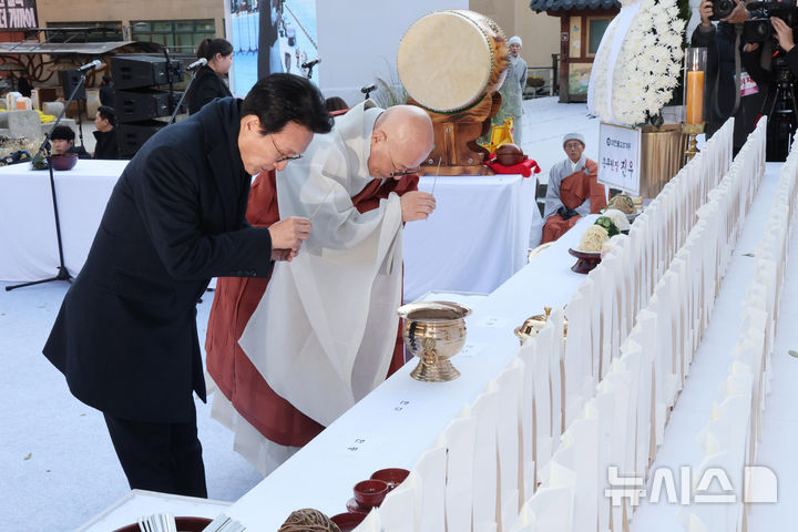 [서울=뉴시스] 청사사진기자단 = 김민석 국무총리와 조계종 총무원장 진우 스님이 18일 오후 서울 종로구 조계사 대웅전 앞마당에서 열린 안전하고 차별없는 일터 기원 산재사망 희생자 추모 위령재에 참석해 헌향하고 있다. 2025.11.18. photo@newsis.com