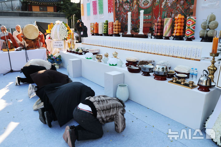 [서울=뉴시스] 청사사진기자단 = 18일 오후 서울 종로구 조계사 대웅전 앞마당에서 열린 안전하고 차별없는 일터 기원 산재사망 희생자 추모 위령재에서 유가족들이 헌향·헌다 후 큰절을 하고 있다. 2025.11.18. photo@newsis.com