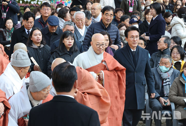 [서울=뉴시스] 청사사진기자단 = 김민석 국무총리와 조계종 총무원장 진우 스님이 18일 오후 서울 종로구 조계사 대웅전 앞마당에서 열린 안전하고 차별없는 일터 기원 산재사망 희생자 추모 위령재에 참석하고 있다. 2025.11.18. photo@newsis.com