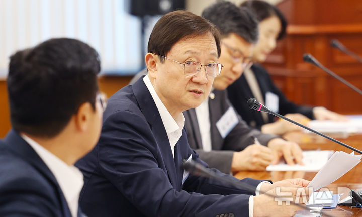 [서울=뉴시스] 박주성 기자 = 이찬진 금융감독원장이 18일 서울 여의도 금융감독원 대회실에서 열린 금융소비자보호 중심의 금융감독 전환을 위한 금융소비자보호 토론회에서 개회사를 하고 있다. 2025.11.18. park7691@newsis.com