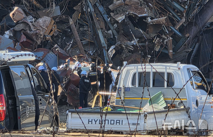 [울산=뉴시스] 배병수 기자 = 18일 오후 울산 남구 용잠동 한국동서발전 울산화력발전소 대형 구조물 붕괴현장에서 경찰, 국과수, 고용노동부, 산업안전보건공단이 합동 현장감식을 진행하고 있다.2025.11.18.bbs@newsis.com.