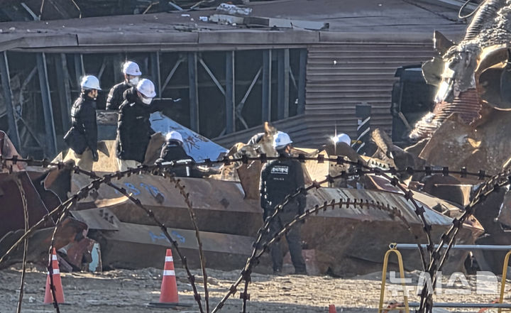 [울산=뉴시스] 배병수 기자 = 18일 오후 울산 남구 용잠동 한국동서발전 울산화력발전소 대형 구조물 붕괴현장에서 경찰, 국과수, 고용노동부, 산업안전보건공단이 합동 현장감식을 진행하고 있다.2025.11.18.bbs@newsis.com.
