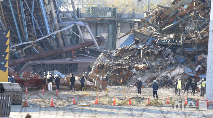 [울산=뉴시스] 배병수 기자 = 18일 오후 울산 남구 용잠동 한국동서발전 울산화력발전소 대형 구조물 붕괴현장에서 경찰, 국과수, 고용노동부, 산업안전보건공단이 합동 현장감식을 진행하고 있다.2025.11.18.bbs@newsis.com.