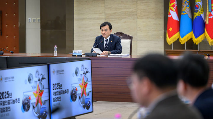 [서울=뉴시스] 이영환 기자 = 안규백 국방부 장관이 18일 국방부에서 열린 2025년 국방인공지능(AI) 추진점검회의를 주재하고 있다. (사진=국방부 제공) 2025.11.18. photo@newsis.com *재판매 및 DB 금지