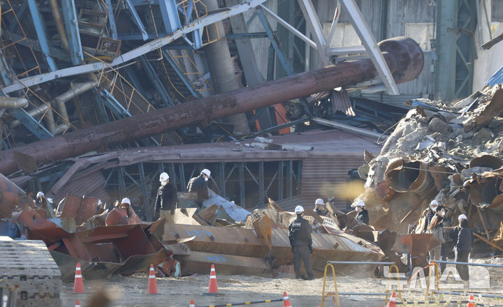 [울산=뉴시스] 배병수 기자 = 18일 오후 한국동서발전 울산화력발전소 보일러 타워 붕괴 사고 현장에서 경찰과 고용노동부, 국과수, 산업안전보건공단 관계자들이 합동 감식을 진행하고 있다. 2025.11.18. bbs@newsis.com