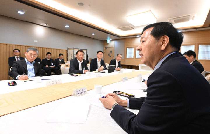 [서울=뉴시스] 이영환 기자 = 구윤철 부총리 겸 기획재정부 장관이 18일 서울 종로구 정부서울청사에서 열린 주요 수출기업간담회에 참석해 발언을 하고 있다. (사진=기획재정부 제공) 2025.11.18. photo@newsis.com *재판매 및 DB 금지