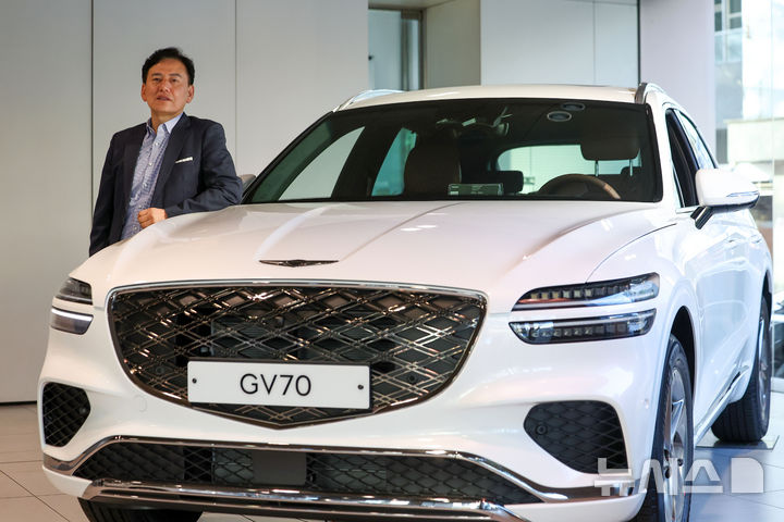 [서울=뉴시스] 김선웅 기자 = 현대자동차 23번째 판매거장에 오른 이정호 성동지점 영업부장이 지난 18일 서울 성동구 현대자동차 성동지점에서 뉴시스와 인터뷰를 갖고 사진촬영을 하고 있다. 2025.11.20. mangusta@newsis.com