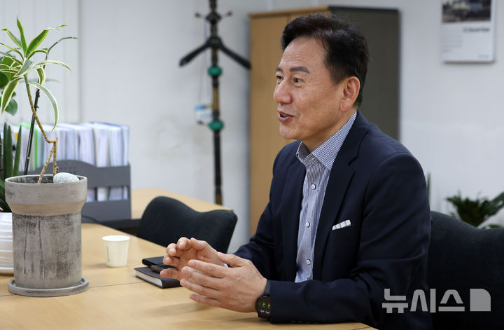 [서울=뉴시스] 김선웅 기자 = 현대자동차 23번째 판매거장에 오른 이정호 성동지점 영업부장이 지난 18일 서울 성동구 현대자동차 성동지점에서 뉴시스와 인터뷰를 하고 있다. 2025.11.20. mangusta@newsis.com