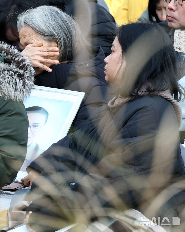 [서울=뉴시스] 청사사진기자단 = 18일 오후 서울 종로구 조계사에서 열린 산재사망 희생자 추모 위령재에서 한 유가족이 눈물을 흘리고 있다. 2025.11.18. photo@newsis.com