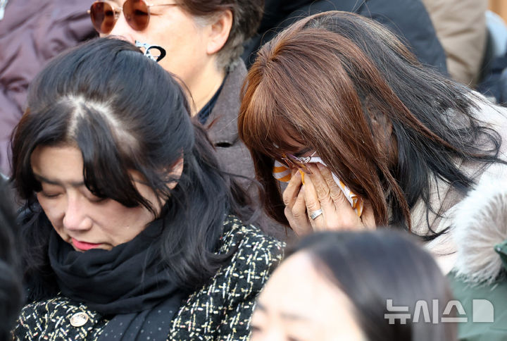[서울=뉴시스] 청사사진기자단 = 18일 오후 서울 종로구 조계사에서 열린 산재사망 희생자 추모 위령재에서 한 참석자가 눈물을 흘리고 있다. 2025.11.18. photo@newsis.com