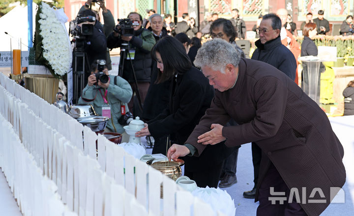 [서울=뉴시스] 청사사진기자단 = 18일 오후 서울 종로구 조계사에서 열린 산재사망 희생자 추모 위령재에서 유가족들이 헌향·헌다를 하고 있다. 2025.11.18. photo@newsis.com