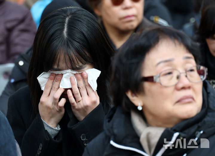 [서울=뉴시스] 청사사진기자단 = 18일 오후 서울 종로구 조계사에서 열린 산재사망 희생자 추모 위령재에서 한 유가족이 눈물을 흘리고 있다. 2025.11.18. photo@newsis.com