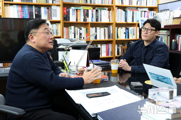 [서울=뉴시스] 박진희 기자 = 한창완(왼쪽) 세종대 교수와 정찬 웹툰 작가가 지난 18일 서울 광진구 세종대에서 '콘텐츠 창의인재동반사업' 관련 인터뷰를 하고 있다. '콘텐츠 창의인재동반사업'은 콘텐츠 창작분야 전문가(멘토)와 창의교육생(멘티)을 메칭하여 밀착형 교육을 제공하는 한국콘텐츠진흥원 사업이다. 2025.11.20. pak7130@newsis.com