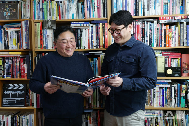 [서울=뉴시스] 박진희 기자 = 한창완(왼쪽) 세종대 교수와 정찬 웹툰 작가가 지난 18일 서울 광진구 세종대에서 '콘텐츠 창의인재동반사업' 관련 인터뷰를 하고 있다. '콘텐츠 창의인재동반사업'은 콘텐츠 창작분야 전문가(멘토)와 창의교육생(멘티)을 메칭하여 밀착형 교육을 제공하는 한국콘텐츠진흥원 사업이다. 2025.11.20. pak7130@newsis.com